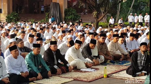 Wagub Sandiaga Uno tampak memperhatikan ucapan khatib secara seksama
