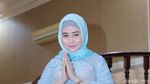 Teduhnya Sophia Latjuba Berhijab & Gaya Lebaran Keluarga Seleb