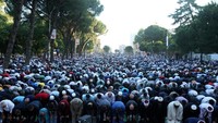 Warga Muslim Albania melaksanakan salat Idul Fitri di kota Tirana, Albania. Istimewa/Florion Goga/Reuters.