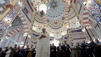 Warga Muslim Irak melaksanakan salat Idul Fitri di Masjid Jalil Khayat di kota Erbil, Irak. Istimewa/Yunus Keles/Anadolu Agency/Getty Images.