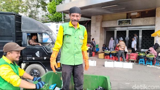 Petugas membersihkan sisa sampah usai salat Id di Masjid Istiqlal, Jakarta, Jumat (15/6/2018)