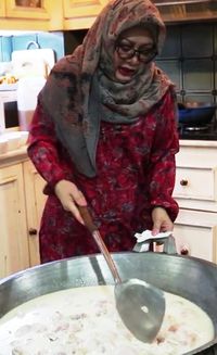 Intip Keasyikan Mbak Tutut Masak Ayam Daun Melinjo