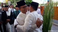 Minal aidin walfaizin. Mohon maaf lahir batin, ucap keduanya. (Foto: Marlinda Octavia Erwanti/detikcom)
