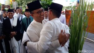 Momen Anies-Sandi Pelukan di Hari Lebaran 2018
