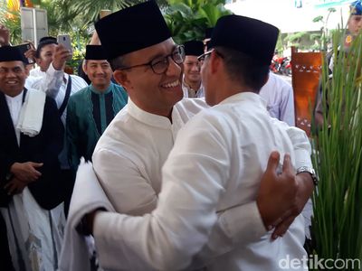 Momen Anies-Sandi Pelukan di Hari Lebaran 2018