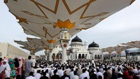 Halaman Masjid Baiturrahman Aceh juga tampak dipenuhi jemaah (Foto: Dok. ANTARA Foto/Irwansyah Putra)