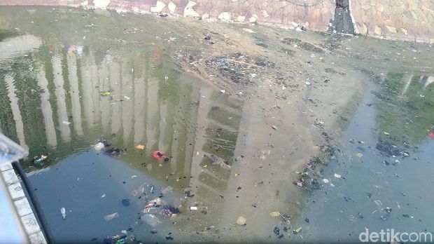 Sungai di samping Masjid Istiqlal / 