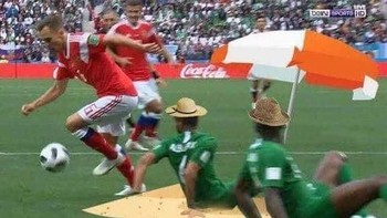 Laga pembuka Piala Dunia 2018, Rusia sebagai tuan rumah berhasil menggasak Arab Saudi dengan skor 5-0. Penampilan Arab Saudi seperti liburan.Foto: Twitter @TrollFootball