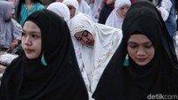 Seorang jamaah khusyuk mendengarkan isi khotbah.