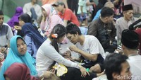 Salah seorang tahanan sedang membersihkan kepala sang bayi yang datang bersama istri beserta keluarganya untuk merayakan Lebaran bersama.