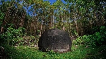 Bola Raksasa di Kosta Rika. Diperkirakan sudah ada sejak 600 M, bola raksasa ini diduga menunjuk ke suatu tempat dan memiliki hubungan dengan hal-hal astronomis. Namun, misteri bola yang terbuat dari batu gabbro ini masih belum terpecahkan karena suku asli Chibchan yang mendiami daerah tersebut pun sudah tidak ada. (Foto: Live Science). 