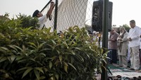 Salat Id digelar di lapangan yang ada di area lapas (Foto: Dok. ANTARA FOTO/M Agung Rajasa)