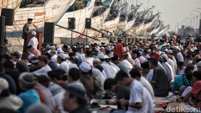 Suasana Salat Id di Pelabuhan Sunda Kelapa
