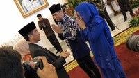 Selanjutnya giliran Annisa yang bersalaman dengan Jokowi (Foto: Ray Jordan/detikcom)