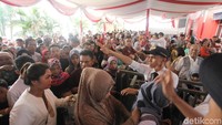 Para pengunjung ini harus rela mengantre panjang untuk dapat bertemu dengan sanak keluarganya di dalam rutan.