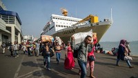 Indonesia menjadi negara yang paling terkenal dengan tradisi mudik lebarannya. Berbagai macam moda transportasi dimanfaatkan warga untuk dapat pulang ke kampung halaman, salah satunya dengan menggunakan kapal laut. Salah satu pelabuhan di Surabaya, Jawa Timur terlihat ramai oleh pemudik yang lalu lalang setelah tiba dari perjalanan menggunakan kapal laut. Juni Kriswanto/Getty Images.