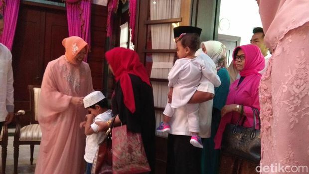 Momen Risma Bersilaturahmi dengan Masyarakat Surabaya