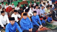 Presiden ke-6 RI Susilo Bambang Yudhoyono salat Idul Fitri bersama keluarga di Cikeas. SBY kompak berbaju biru dengan kedua anaknya yaitu Agus Harimurti Yudhoyono dan Edhie Baskoro Yudhoyono. Usai salat Id, AHY bersilaturahmi dengan Jokowi saat open house (Foto: Audrey Santoso-detikcom)