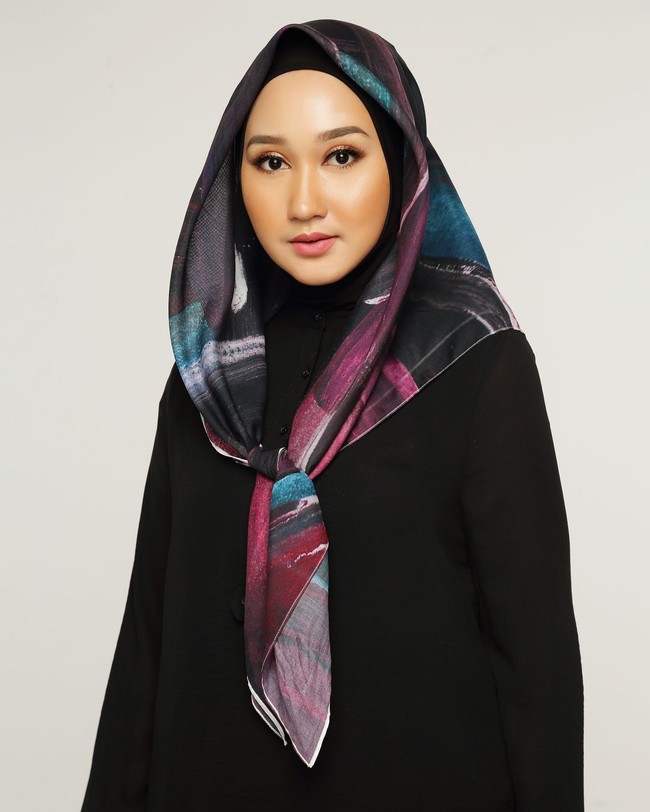Sontek gaya desainer Dian Pelangi ini. Ia mengenakan ciput ninja terlebih dahulu, lalu mengenakan hijab segi empat motif di kepalanya tanpa direkatkan di bawah dagu. Cukup ikat di bagian depan. Agar tetap rapi, rekatkan hijab dengan jarum di atas kepala. (Foto: Instagram/@dianpelangi)
