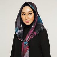 Sontek gaya desainer Dian Pelangi ini. Ia mengenakan ciput ninja terlebih dahulu, lalu mengenakan hijab segi empat motif di kepalanya tanpa direkatkan di bawah dagu. Cukup ikat di bagian depan. Agar tetap rapi, rekatkan hijab dengan jarum di atas kepala. (Foto: Instagram/@dianpelangi)