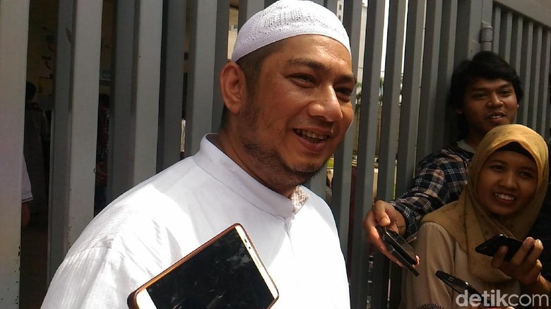 Opor Ayam dari Suami untuk Bupati Rita di Rutan KPK Opor Ayam dari Suami untuk Bupati Rita di Rutan KPK