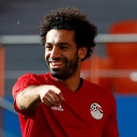Bintang Liverpool Mohamed Salah yang memperkuat tim nasional Mesir di Piala Dunia 2018, juga memiliki gaya rambut unik. Rambut Salah curly atau keriting dan disebut-sebut mirip gaya rambut mantan pemain Liverpool, Kevin Keegan. Foto: Damir Sagolj