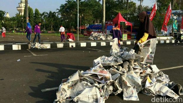 Mengais Rezeki dari Koran Bekas Alas Salat Id