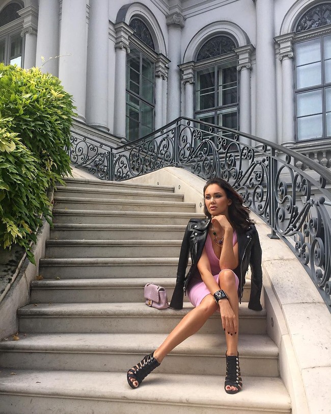 Biasa tampil serius di panggung opera, Aida menunjukkan sisi lainnya yang jenaka dan fashionable kepada 500 ribuan pengikutnya di Instagram. Bak model, ia sesekali berpose dalam balutan busana seksi. (Foto: Instagram/@aidagarifullina)