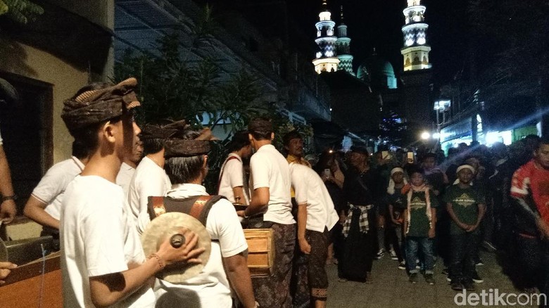 Indahnya Toleransi, Pemuda Hindu Ramaikan Malam Takbiran di Bali Indahnya Toleransi, Pemuda Hindu Ramaikan Malam Takbiran di Bali