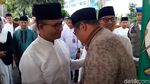 Momen Anies-Sandi Pelukan di Hari Lebaran 2018