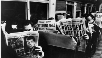 Sehari setelah pembunuhan John F. Kennedy pada tahun 1963 yang menjadi headline di pemberitaan koran. (Foto: Instagram)