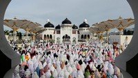 Umat muslim memadati Masjid Raya Baiturrahman untuk melaksanakan ibadah salat Id atau sembahyang hari Raya Idulfitri di Banda Aceh, Aceh (Foto: Dok. ANTARA Foto/Irwansyah Putra)