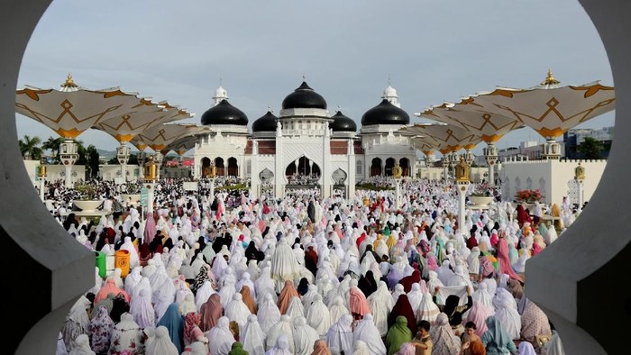 Umat muslim memadati Masjid Raya Baiturrahman untuk melaksanakan ibadah salat Id atau sembahyang hari Raya Idulfitri di Banda Aceh, Aceh, Jumat (15/6). Mayoritas umat muslim di seluruh Indonesia merayakan Hari Raya Idul Fitri 1439 Hijriah sesuai dengan jadwal yang ditentukan Pemerintah. ANTARA FOTO/Irwansyah Putra/hp/18.