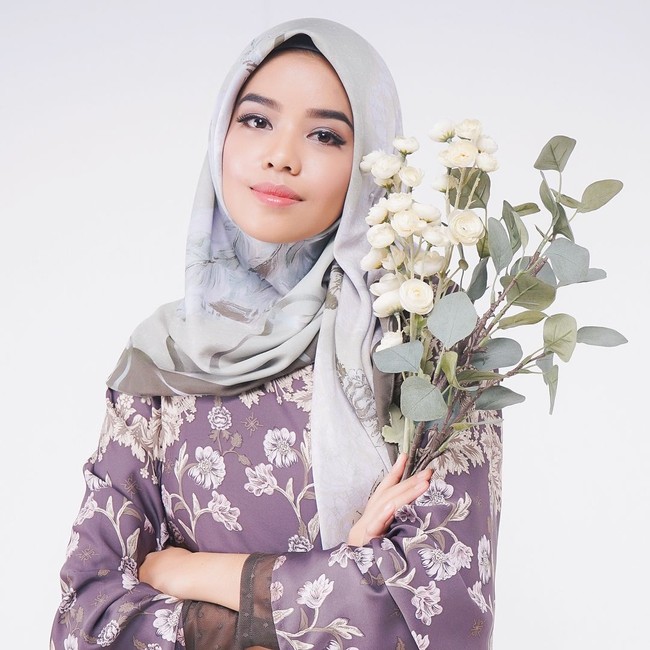 Suka tampil feminin? Tambahkan kesan flowy dengan merekatkan hijab di satu sisi kepala. Biarkan satu sisi hijab menjuntai ke bawah. (Foto: Instagram/@Ffdilla)
