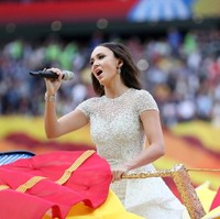 Tak hanya vokalnya yang prima, gaya busana Aida pun sukses mencuri perhatian. Penyanyi kelahiran Kazan, Rusia, 30 tahun lalu, itu tampil dalam balutan gaun putih megar rancangan desainer Lebanon Zuhair Murad. (Foto: Getty Images)