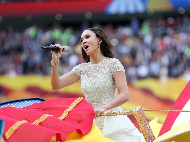 Tak hanya vokalnya yang prima, gaya busana Aida pun sukses mencuri perhatian. Penyanyi kelahiran Kazan, Rusia, 30 tahun lalu, itu tampil dalam balutan gaun putih megar rancangan desainer Lebanon Zuhair Murad. (Foto: Getty Images)