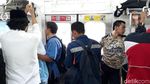 Lebaran Hari Pertama, KRL Tetap Ramai Penumpang