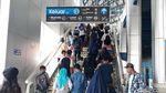 Lebaran Hari Pertama, KRL Tetap Ramai Penumpang