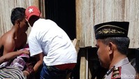 Foto: Warga dan polisi lalu mencarinya dan menemukan ular sanca yang tak bisa bergerak karena badannya membengkak. (Dok Polres Muna)