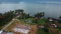 Pemandangan Danau Maninjau dari atas saat sejumlah umat Muslim melaksanakan salat Id (Foto: Dok. ANTARA FOTO/Iggoy el Fitra/)