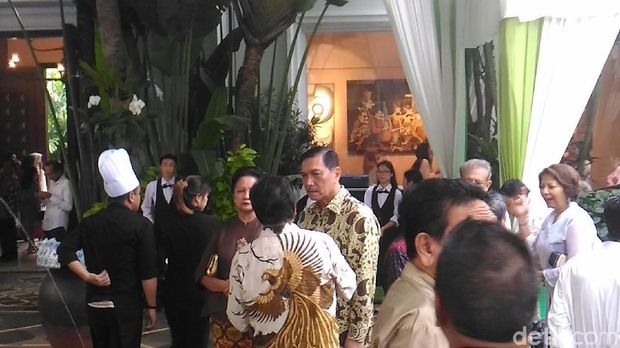 Menko Kemaritiman Luhut Binsar Pandjaitan terlihat ada di lokasi