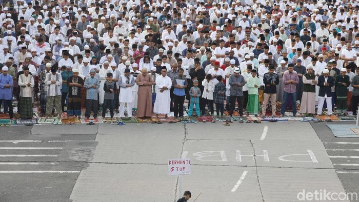 Umat Muslim melaksanakan sholat Idul Fitri di kawasan Jatinegara, Jakarta, Jumat (15/6/2018). Sholat Ied dilaksanakan di salah satu jalan protokol di Jatinegara