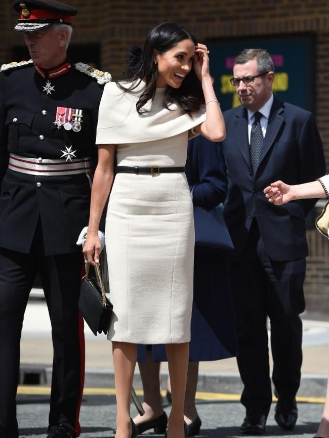 Untuk momen istimewa tersebut, Meghan Markle tampil elegan dalam balutan koleksi Givenchy, rancangan Clare Waight Keller, desainer yang juga merancang gaun pengantinnya. (Foto: Getty Images)