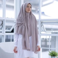 Khimar instan juga masih tetap eksis di Lebaran tahun ini. Pilih khimar dengan desain unik seperti multikhimar dari Irna Mutiara. (Foto: Instagram/@Imsyari)