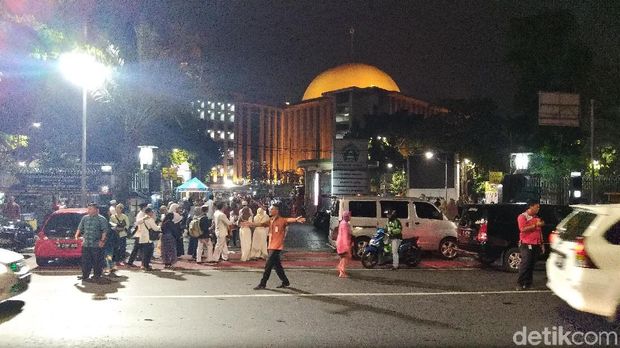 Warga mulai berdatangan ke Masjid Istiqlal untuk salat Id, Jumat (15/8/2018)