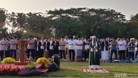 Warga mulai memadati lapangan yang berada tepat di seberang Gedung Sate pada Jumat pagi sekitar pukul 6.00 WIB. Salat sunah dua rakaat itu baru dimulai sekitar pukul 7.00 WIB.