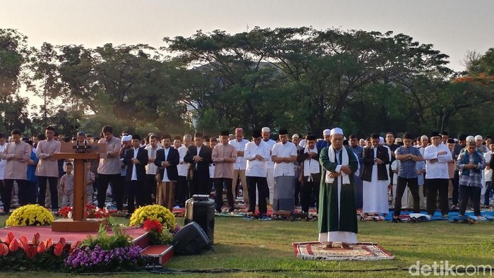 Ribuan warga Muslim Bandung laksanakan salat Idul Fitri di Lapangan Gasibu, Bandung, Jumat (15/6/2018). Mantan Gubernur Jabar Aher hadir pada salat Id itu.