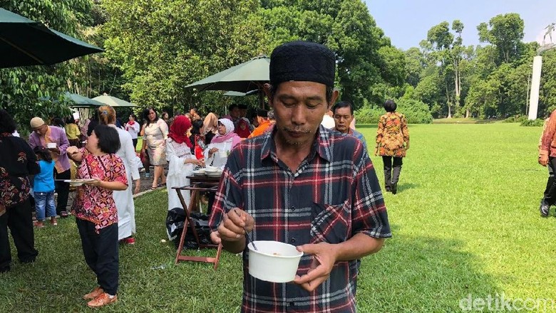 Ujang Jalan Kaki 2 Hari dari Sukabumi Demi Salaman dengan Jokowi Ujang Jalan Kaki 2 Hari dari Sukabumi Demi Salaman dengan Jokowi