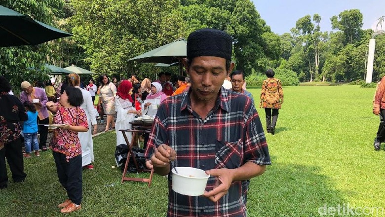 Ujang Jalan Kaki 2 Hari dari Sukabumi Demi Salaman dengan Jokowi