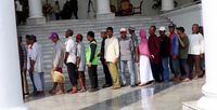Tukang Becak Bersandal Jepit Ikut Antre Salaman dengan Jokowi